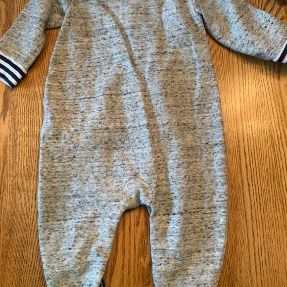 onesie baby GAP 6-12 months only worn a handful of times - Picture 3 of 3